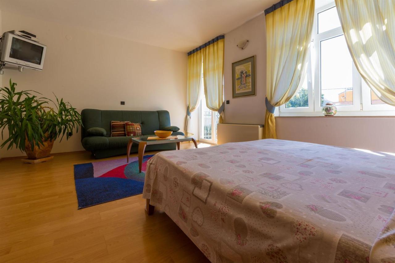Apartments Villa Katarina Selce Buitenkant foto